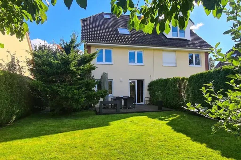 a house with a lawn in front of it at Modern townhouse, quiet and close to the centre. in Berlin