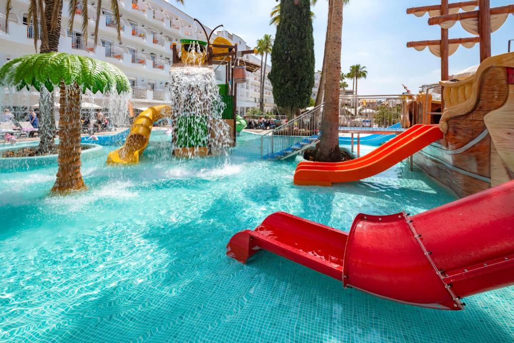 Bazén v ubytovaní Hotel Best Lloret Splash alebo v jeho blízkosti