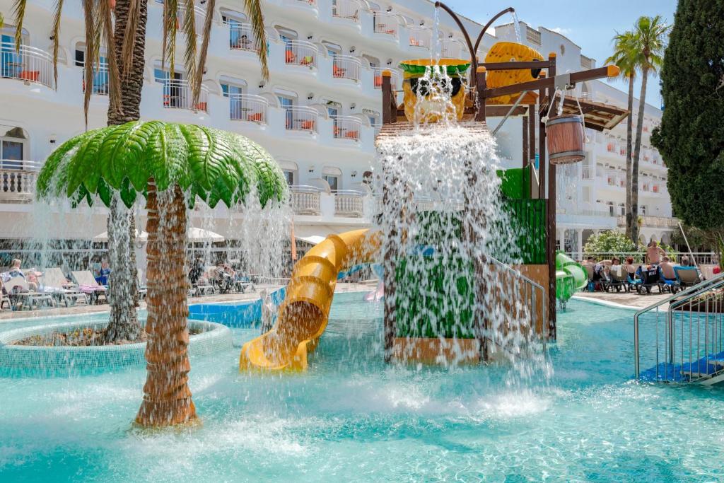 Bazén v ubytovaní Hotel Best Lloret Splash alebo v jeho blízkosti