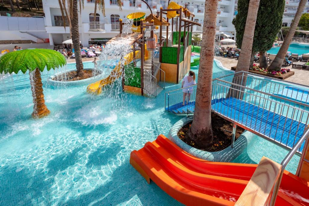 Bazén v ubytovaní Hotel Best Lloret Splash alebo v jeho blízkosti