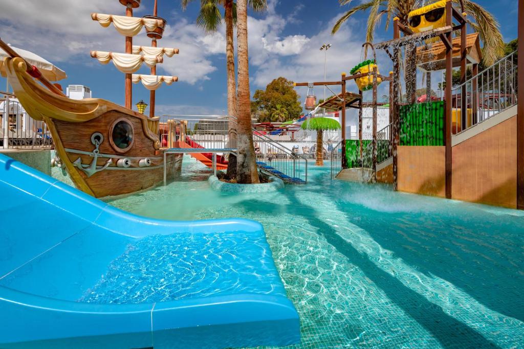 Bazén v ubytovaní Hotel Best Lloret Splash alebo v jeho blízkosti