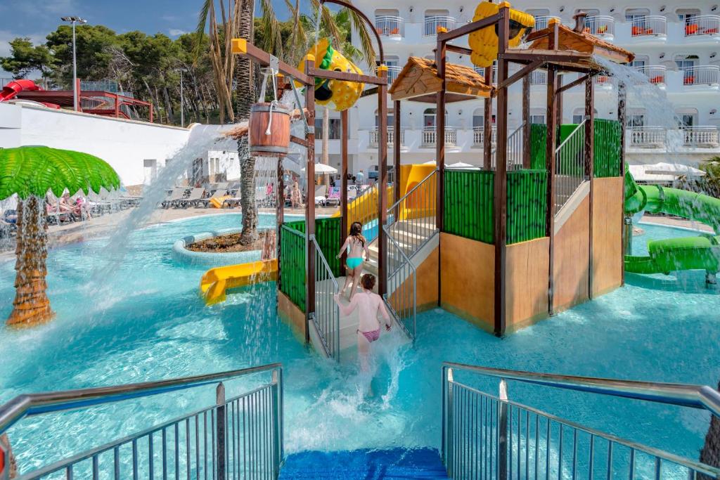 Bazén v ubytovaní Hotel Best Lloret Splash alebo v jeho blízkosti