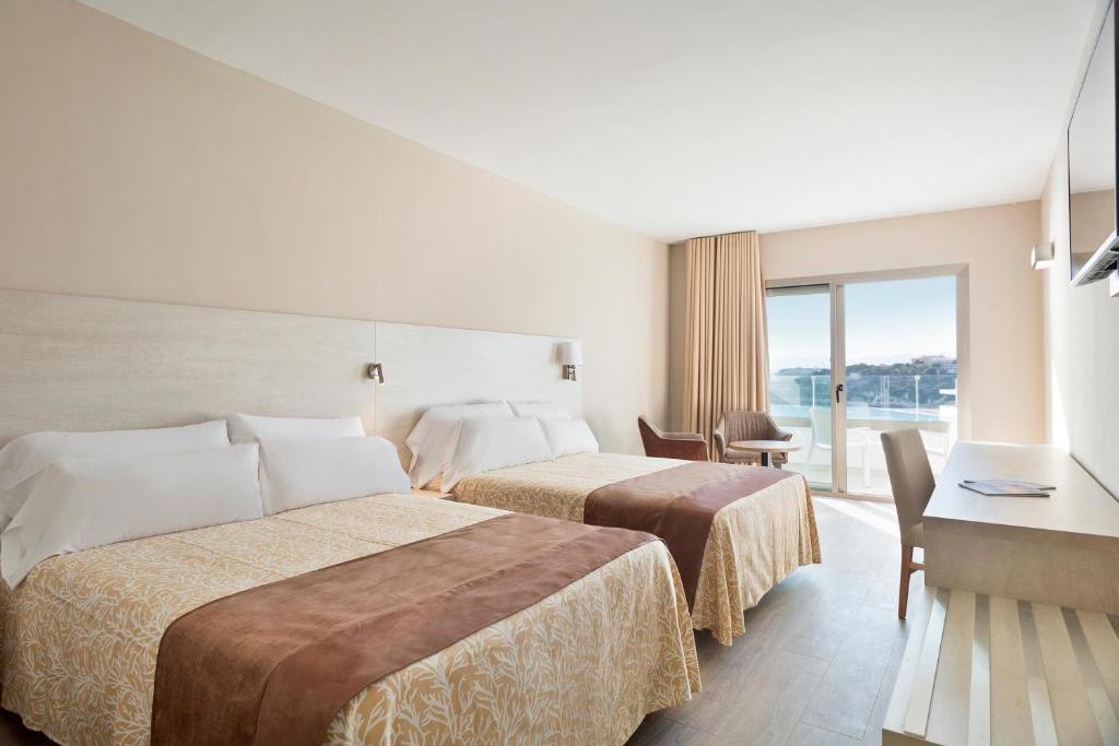 Postel nebo postele na pokoji v ubytování Hotel Best Punta Dorada