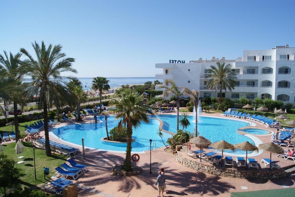 - Vistas a la piscina del complejo en Hotel Best Oasis Tropical, en Mojácar