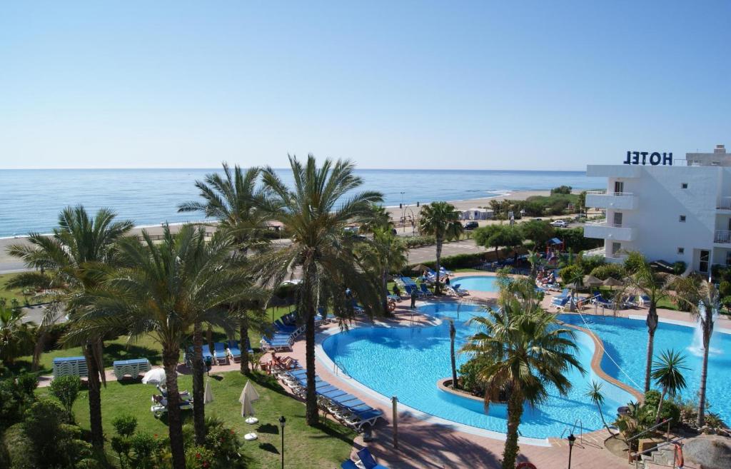 Bazén v ubytování Hotel Best Oasis Tropical nebo v jeho okolí
