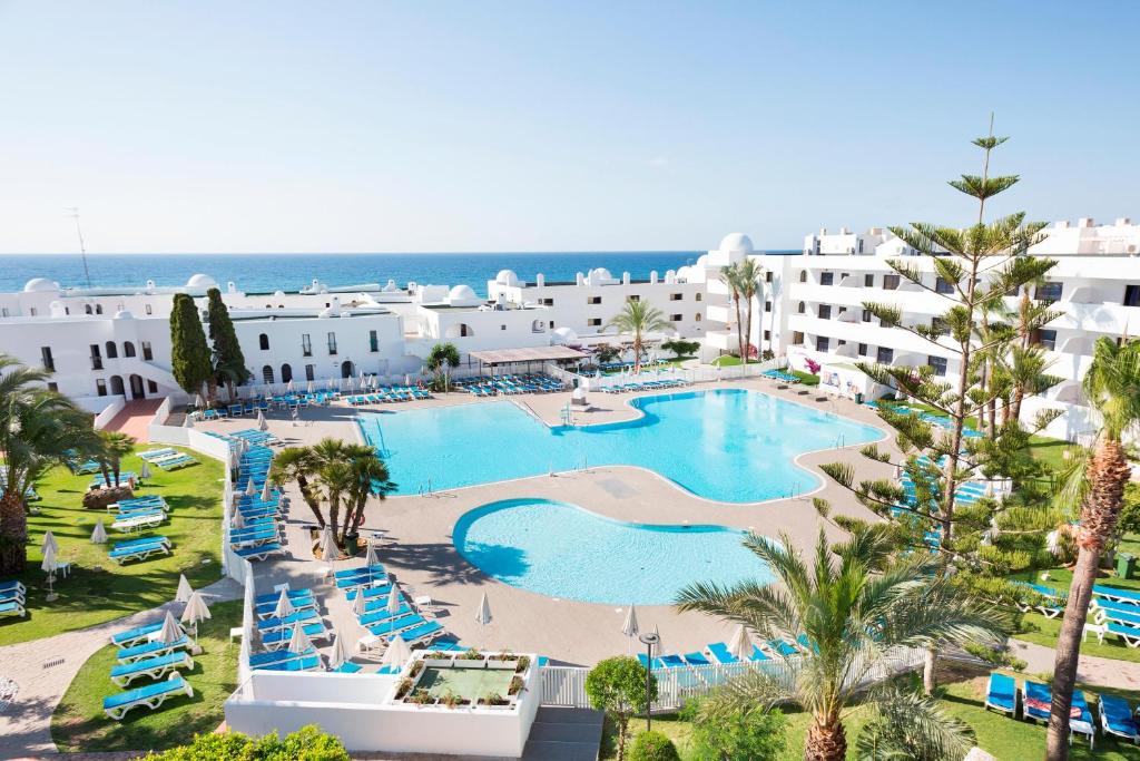 una vista aérea de un complejo con piscina en Best Club Vacaciones Pueblo Indalo en Mojácar