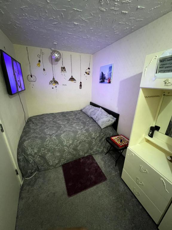 En eller flere senger på et rom på Private room