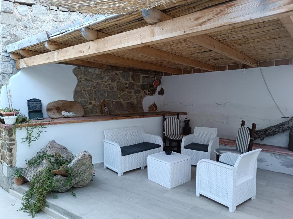 bed and breakfast Murales Orgosolo - Triple Room With Garden View