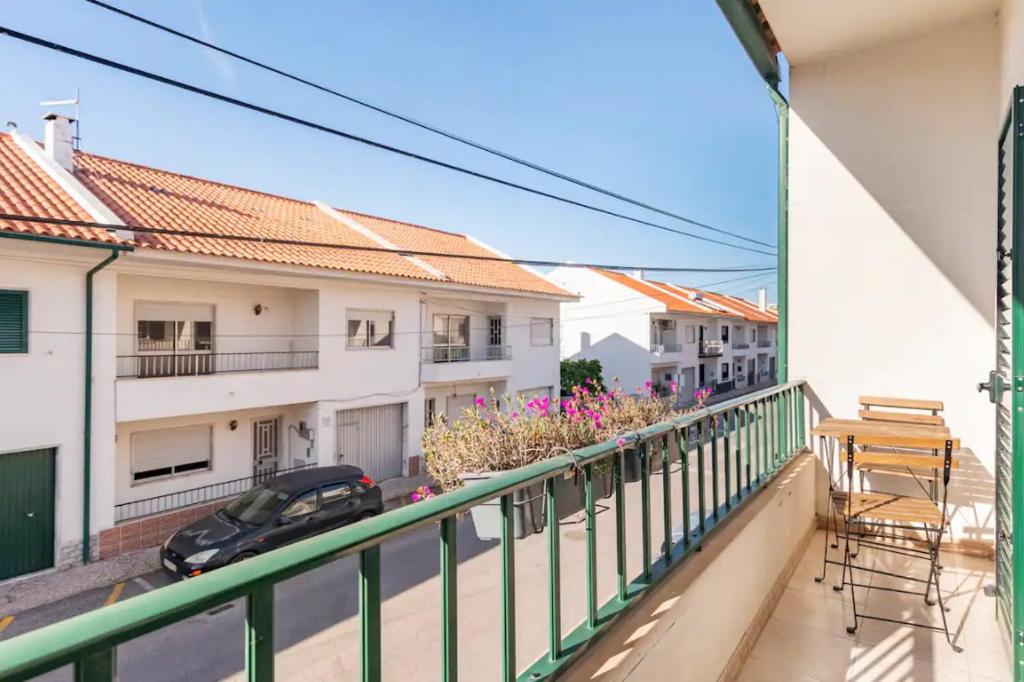 balcón con barandilla verde y coche en Suite Mendanha en Samora Correia