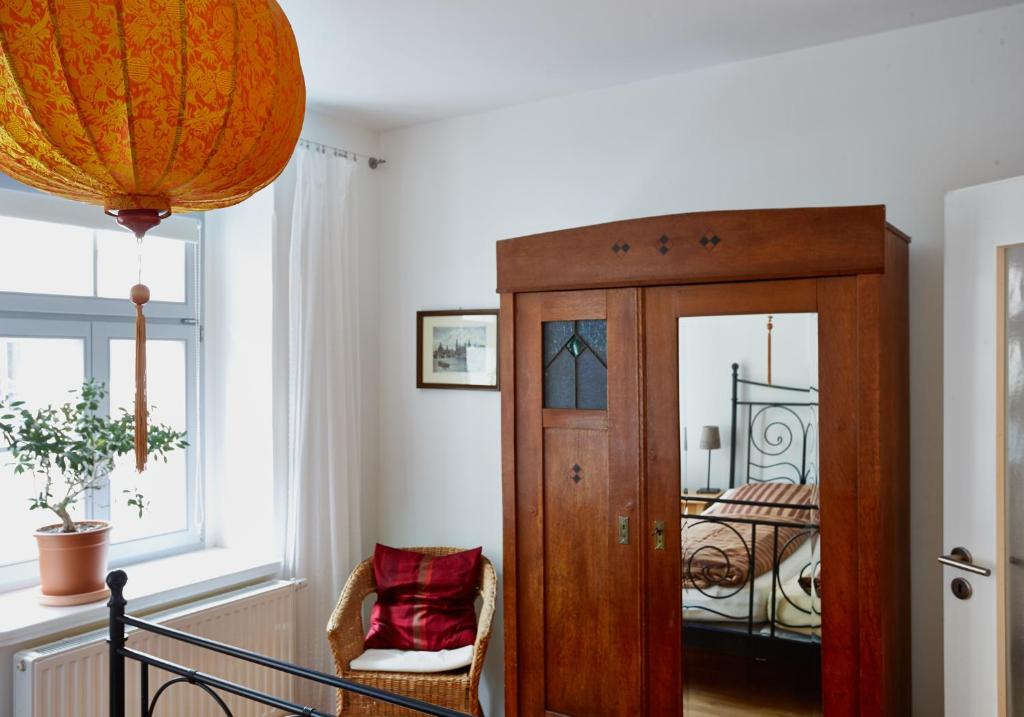 Zimmer mit einer Holztür und einem Bett in der Unterkunft Ferienwohnung Priessnitz in Dresden