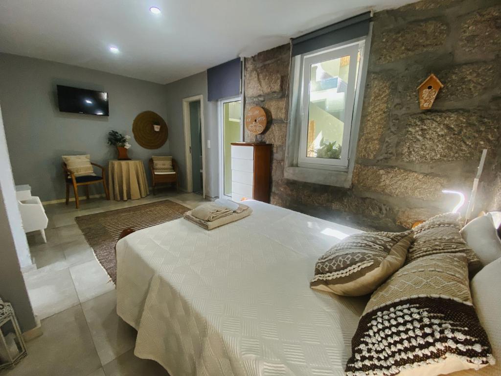 Un dormitorio con una gran cama blanca y una ventana en En-Suite Bedroom and Garage in Porto City Center, en Oporto