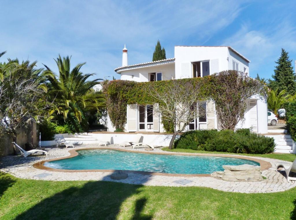 a house with a swimming pool in the yard at Casa Katarina in Luz