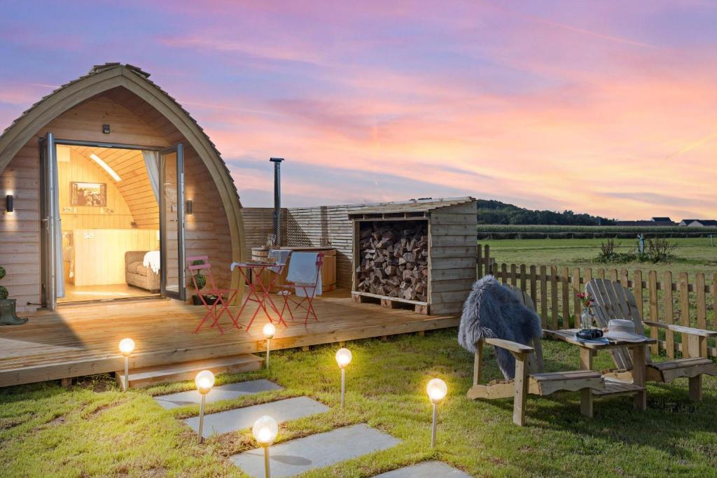 cenador con terraza y chimenea en The West Front, Cathedral View, en Wells