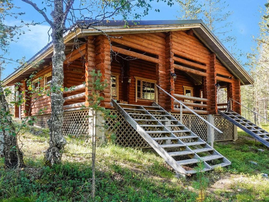 Holiday Home Kulpakko 1 by Interhome في Tiainen: كابينة خشب فيها درج يؤدي إليها