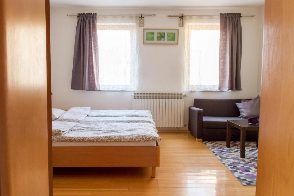 Un pat sau paturi într-o cameră la Apartments Lučko