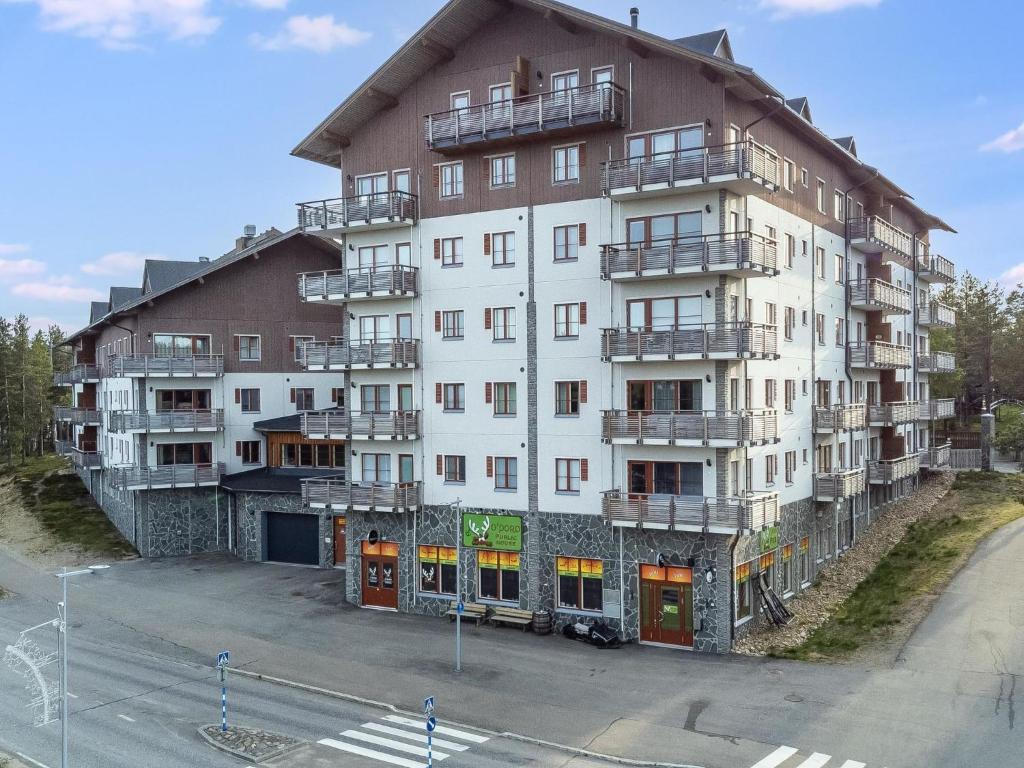 un grand bâtiment blanc avec des balcons sur une rue dans l'établissement Holiday Home Kelotähti a 23 by Interhome, à Saariselka