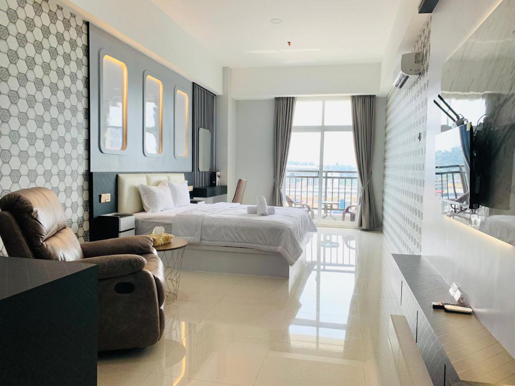 um quarto de hotel com uma cama e uma varanda em Wiwi at Apartment Formosa Residence with Balcony-Comfort-Cozy-Easy em Nagoya
