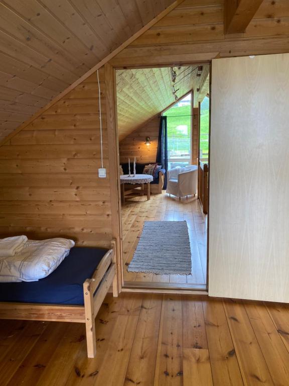 Habitación con cama en una casa de madera en Skjerping gårdshus,, en Lonevåg