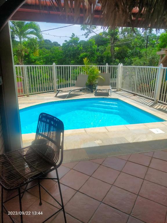 Bazén v ubytování Douceur des Hauteurs bas de villa, piscine privée nebo v jeho okolí