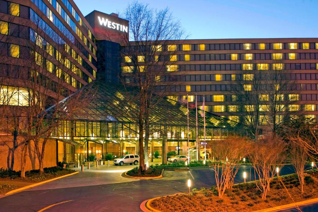 ein Gebäude mit einem Parkplatz davor in der Unterkunft The Westin Atlanta Airport in Atlanta