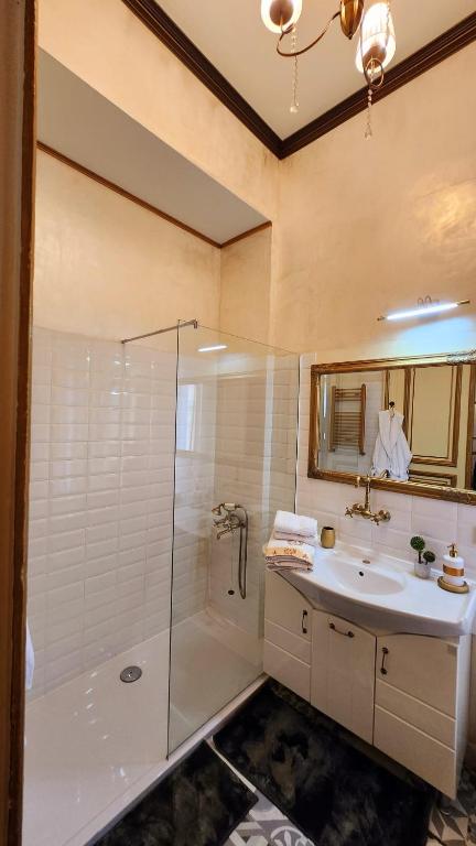 NF Palace Old City Bucharest - Resim 32