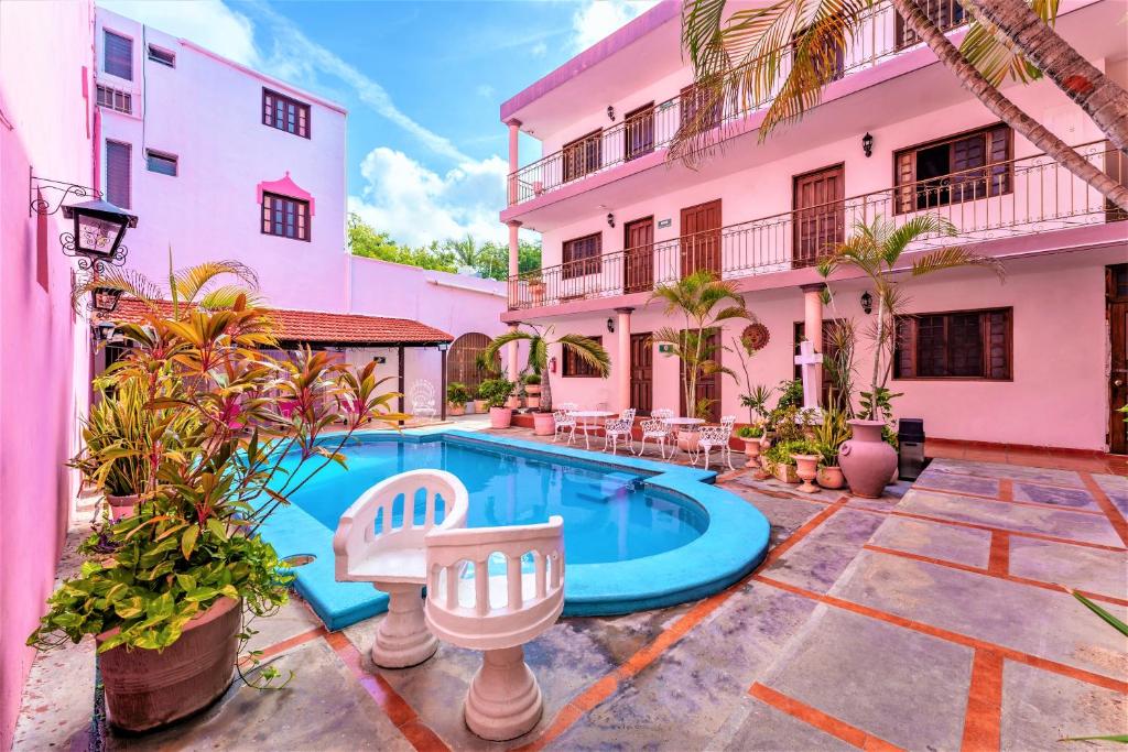 a swimming pool in front of a building at Hotel Santa Lucía in Mérida