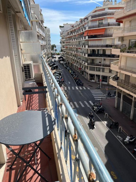 een balkon met uitzicht op een straat en gebouwen bij Au meilleur quartier de Cannes in Cannes