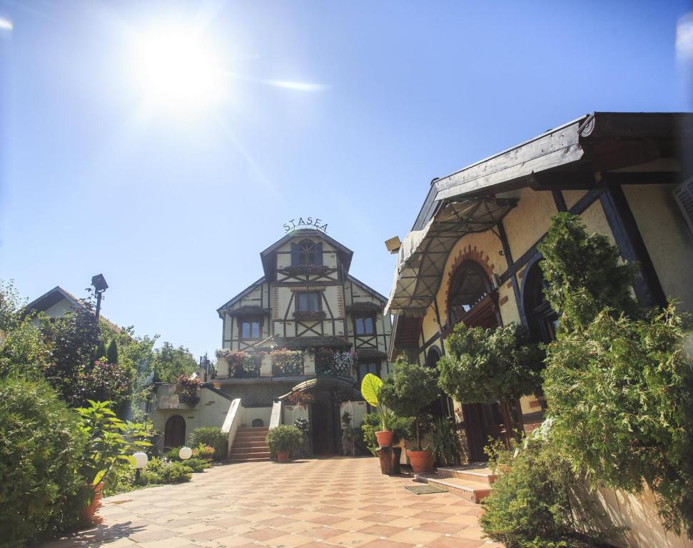 スメデレヴォにあるVILA STASEAの植物が植えられた家がある大きな建物