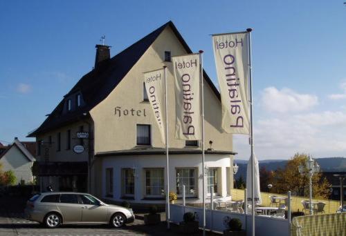 ein Auto steht vor einem Hotel in der Unterkunft Hotel Palatino in Sundern