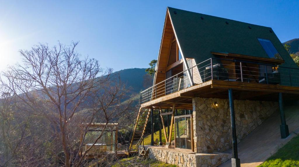 a house on the side of a mountain at CABANA HAIGAZ de MONTANHA in Marmelopolis