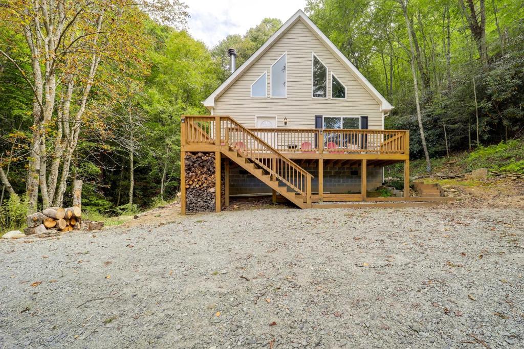 ein Haus mit einer großen Terrasse im Wald in der Unterkunft Greystone - Creekside Cabin Hike, Fish and Explore! in Elk Park