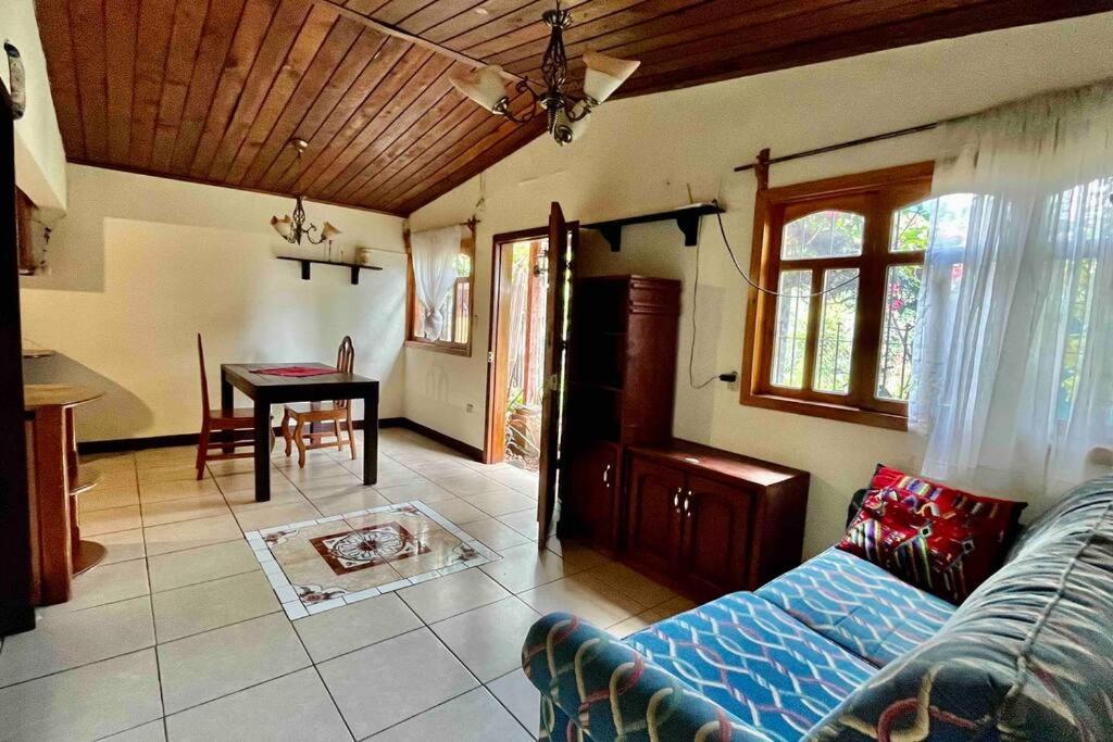 sala de estar con sofá y mesa en Casa I’x (Jaguar) en San Juan La Laguna