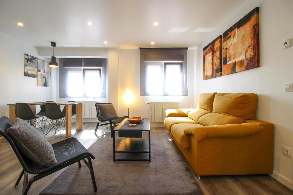 sala de estar con sofá y mesa en Apartamento céntrico con aparcamiento, en Santander