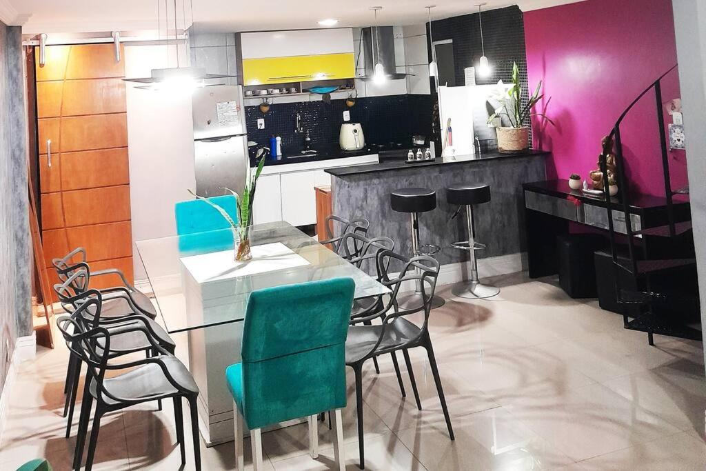a kitchen with a table and chairs in a room at Casa na melhor praia do Recreio dos Bandeirantes in Rio de Janeiro