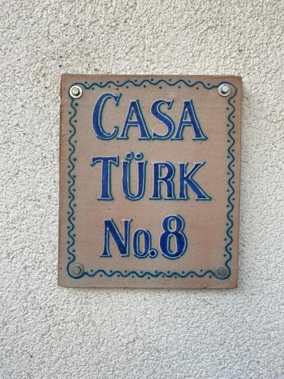 ein Schild an einer Wand, das sagt casa turnkus no in der Unterkunft Casa Türk in Bad Nauheim