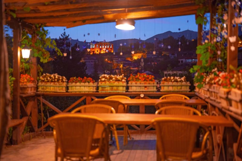 Nespecifikovaný výhled na hory nebo výhled na hory při pohledu z hotelu