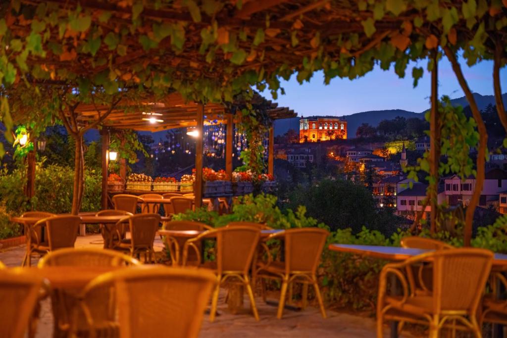 番紅花城的住宿－Cesmeli Konak Corner，一间设有桌椅的餐厅,享有城市美景