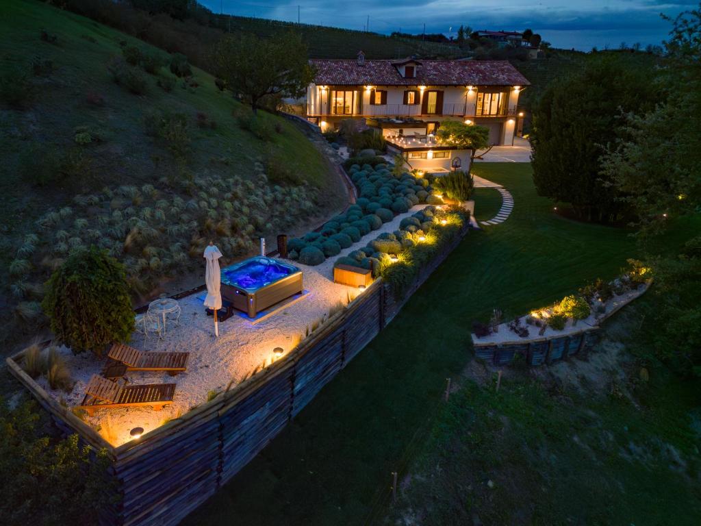 una vista aerea di una casa con giardino di notte di Cascina Portinale 8 ad Alba