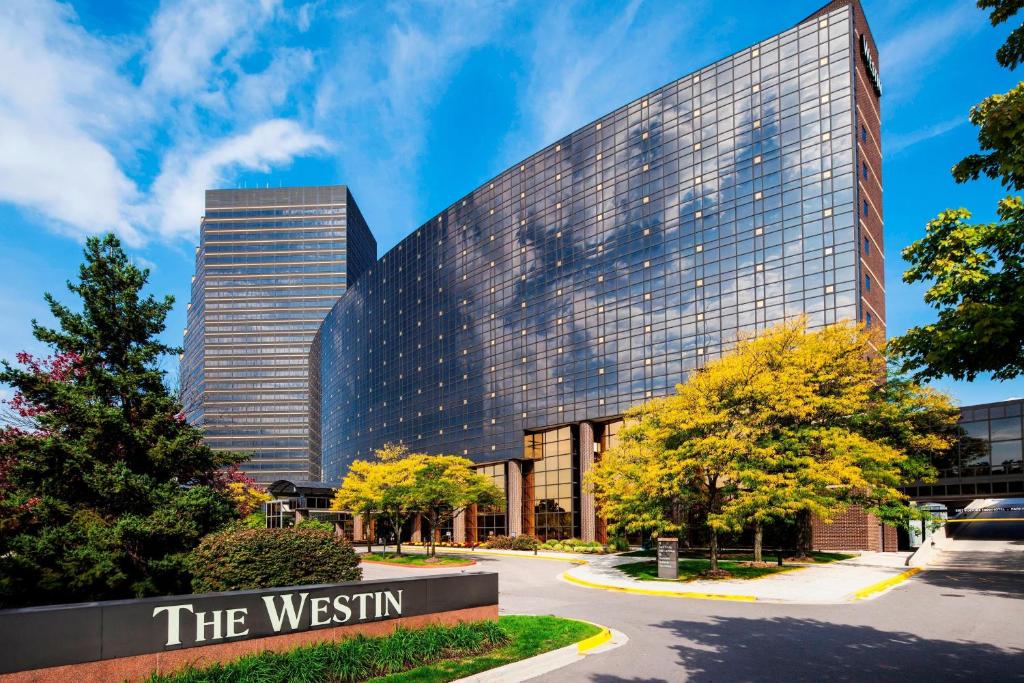 una vista del edificio westin en The Westin Southfield Detroit en Southfield