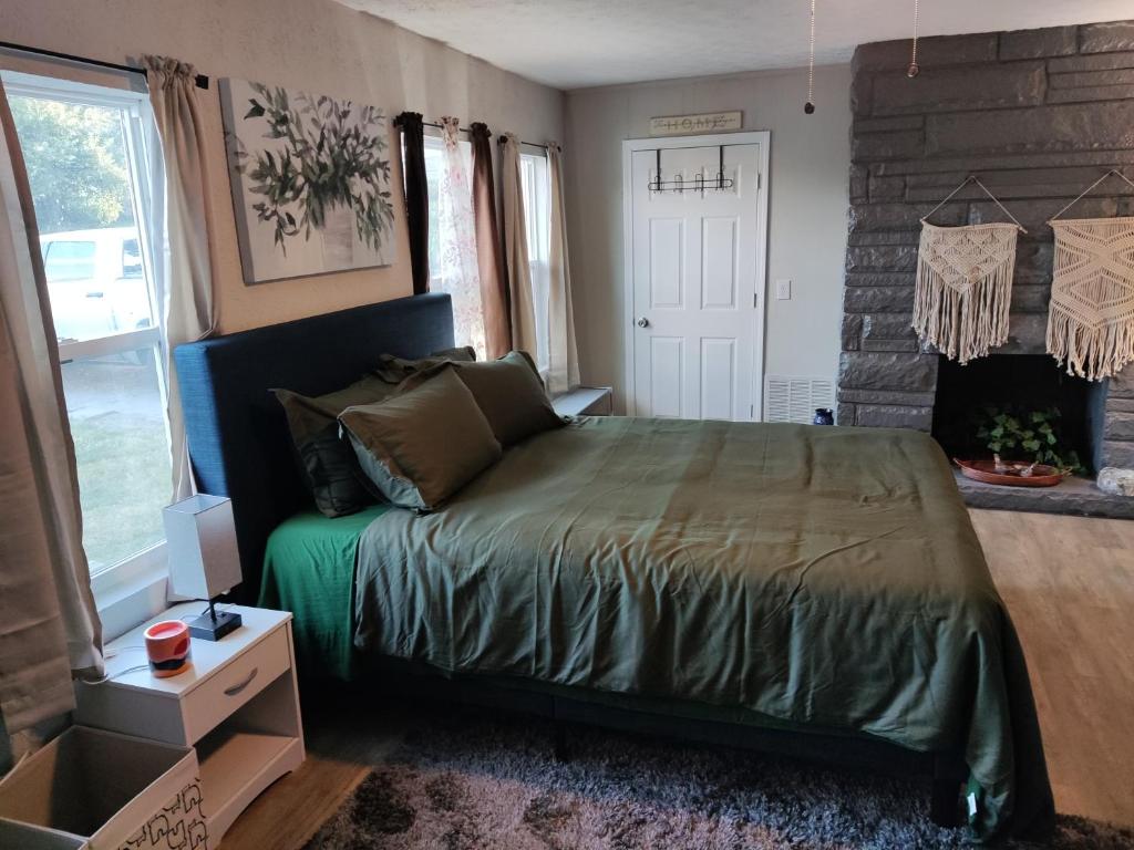 1 dormitorio con cama y pared de ladrillo en Tranquil Oasis- Private Rooms -Near Downtown Indianapolis, en Indianápolis