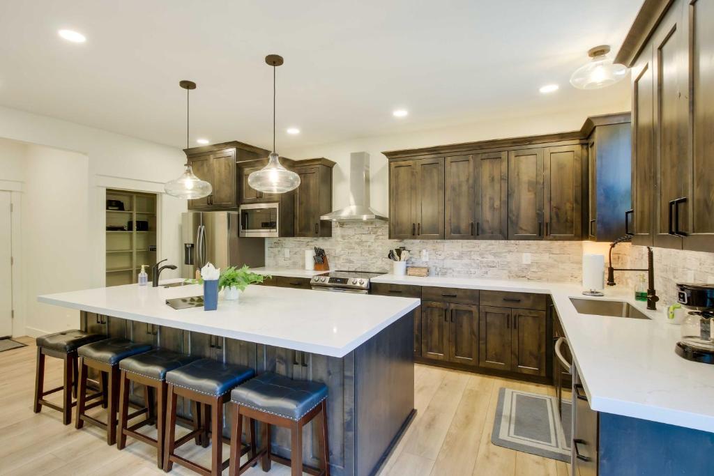 Kuchyň nebo kuchyňský kout v ubytování Garden City Vacation Rental Walk to Bear Lake