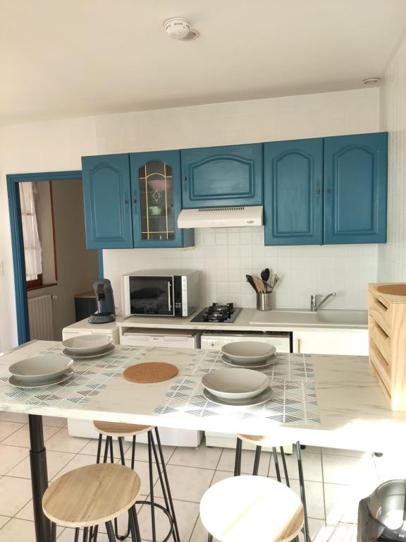 Kuchyň nebo kuchyňský kout v ubytování Gîte de la Tride 1 avec terrasse proche du centre