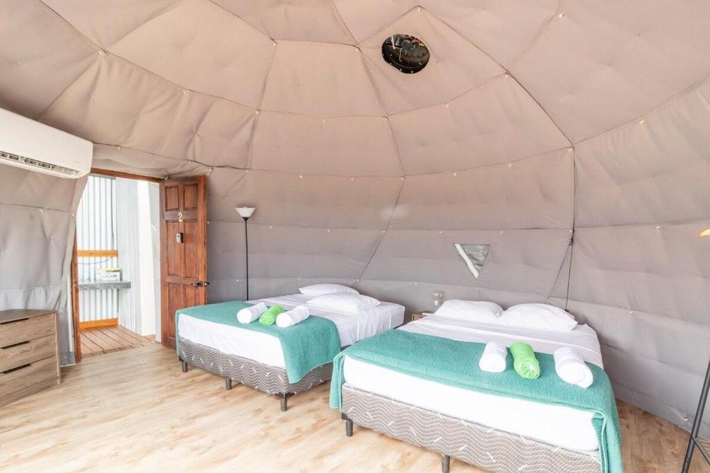 Postel nebo postele na pokoji v ubytování Glamping en Playa Potrero