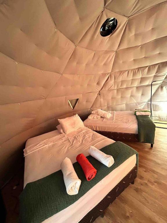 Postel nebo postele na pokoji v ubytování Glamping en Playa Potrero