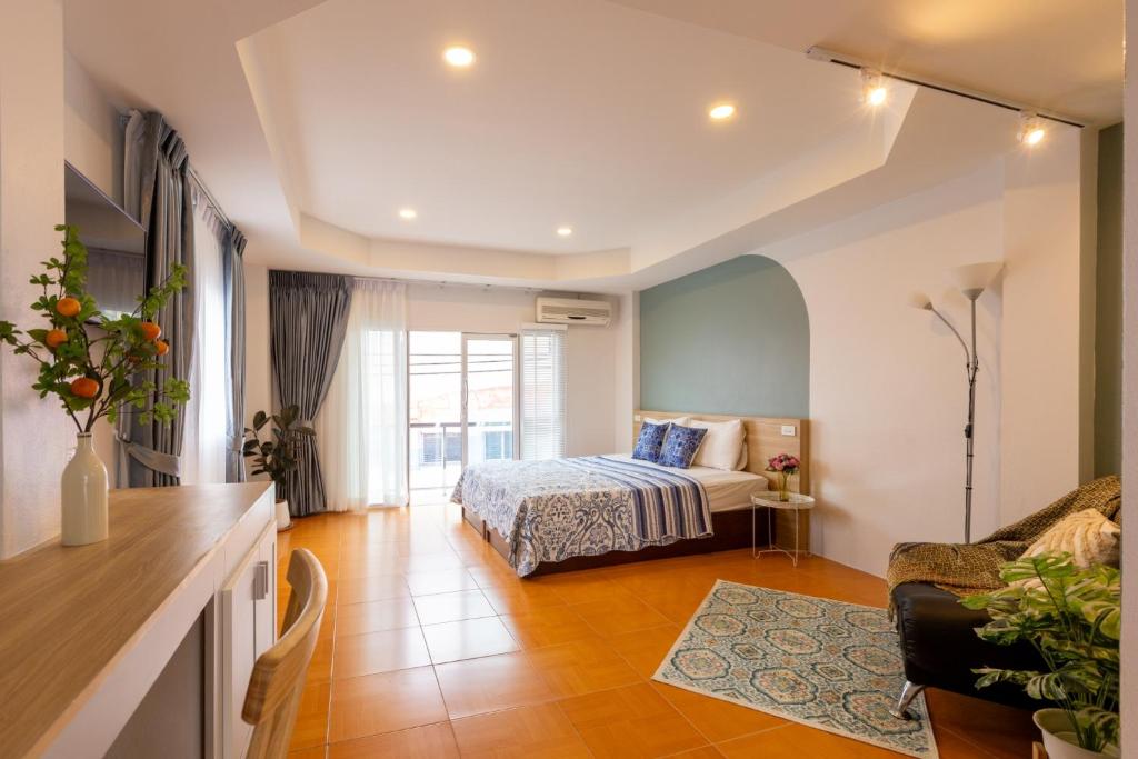 una camera con letto e un soggiorno di Baan Sinkaew Apartment Chiangmai - บ้านสินแก้ว อพาร์ทเม้นท์ เชียงใหม่ a Chiang Mai