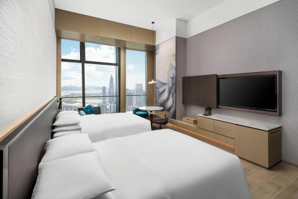 TV a/nebo společenská místnost v ubytování Renaissance Shenzhen Bay Hotel