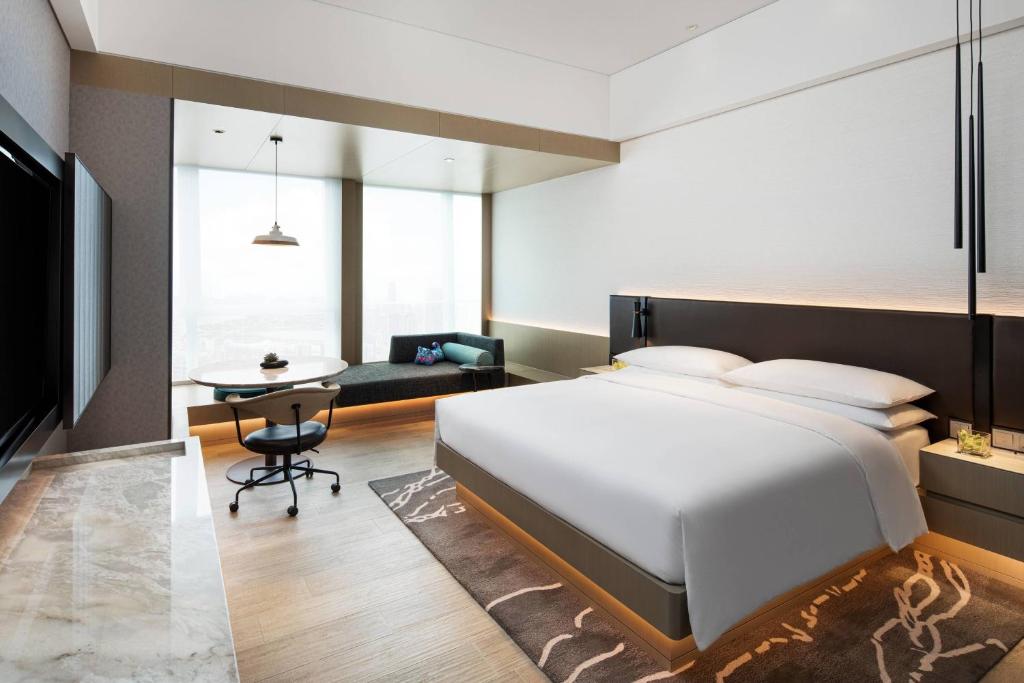Postel nebo postele na pokoji v ubytování Renaissance Shenzhen Bay Hotel