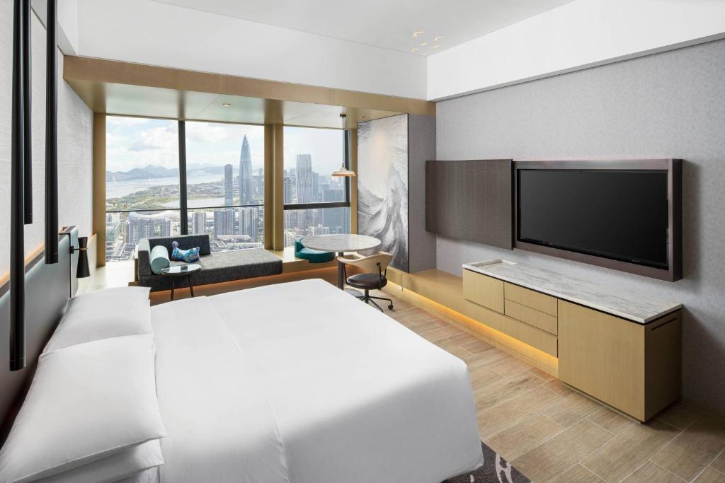 TV a/nebo společenská místnost v ubytování Renaissance Shenzhen Bay Hotel