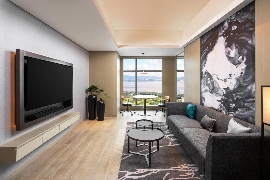 TV a/nebo společenská místnost v ubytování Renaissance Shenzhen Bay Hotel