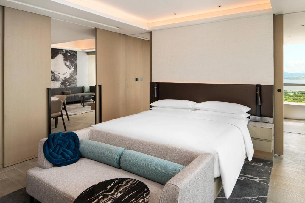 Postel nebo postele na pokoji v ubytování Renaissance Shenzhen Bay Hotel